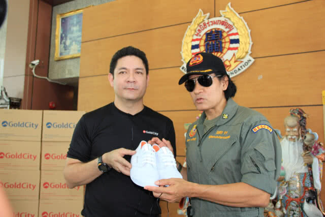 "บิณฑ์" รับมอบ "รองเท้ากู้ภัยสะท้อนแสง" ช่วยลดอุบัติเหตุบนท้องถนน