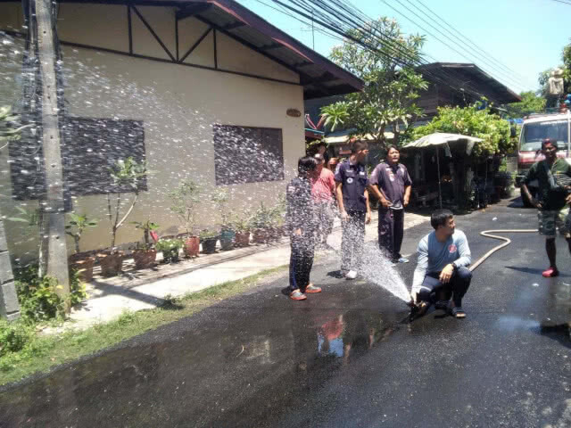 ระทึก! ชาวบ้านหนีตายรถกระบะส่งของแก๊สรั่วส่งกลิ่นเหม็น