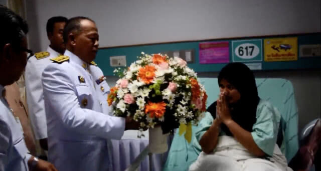 ร.๑๐ โปรดเกล้าฯ สิ่งของพระราชทานแก่ชาวบ้านที่ได้รับบาดเจ็บจากเหตุระเบิดที่สุไหงโก-ลก(คลิป)