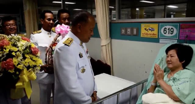 ร.๑๐ โปรดเกล้าฯ สิ่งของพระราชทานแก่ชาวบ้านที่ได้รับบาดเจ็บจากเหตุระเบิดที่สุไหงโก-ลก(คลิป)