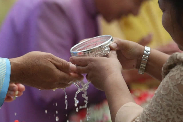 "นายกฯ ลุงตู่" เปิดทำเนียบให้ข้าราชการรดน้ำขอพร