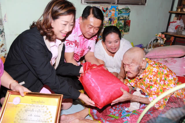 พม.ลงพื้นที่เยี่ยมและให้กำลังใจคุณยายปิ่น 6 แผ่นดิน