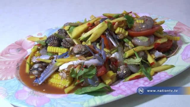 แม่ค้าสายแซ่บใส่ชุดไทยรับกระแส ออเจ้า ทำยำปูม้าขายดี