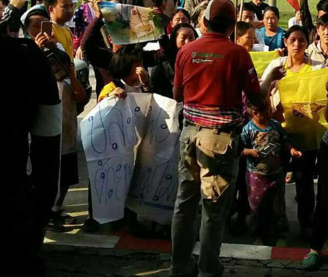 ชาวบ้านกว่าร้อยปิดล้อมโรงพัก -ยันบริสุทธิ์คดีจับยาล็อตใหญ่