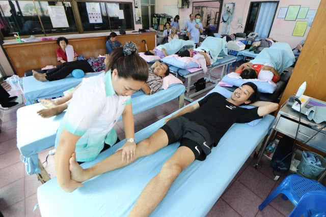 ทีมแพทย์พบ "ครูณัฐ วิ่งช่วย รพ.ทองผาภูมิ" มีอาการบาดเจ็บขาขวา