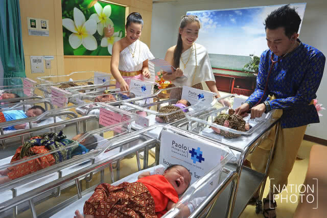 รพ.เปาโล โชคชัย แต่งชุดไทยให้ทารกน้อย