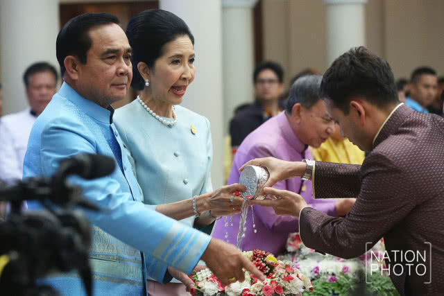 รดน้ำดำหัว "ประยุทธ์" เนื่องในเทศกาลสงกรานต์