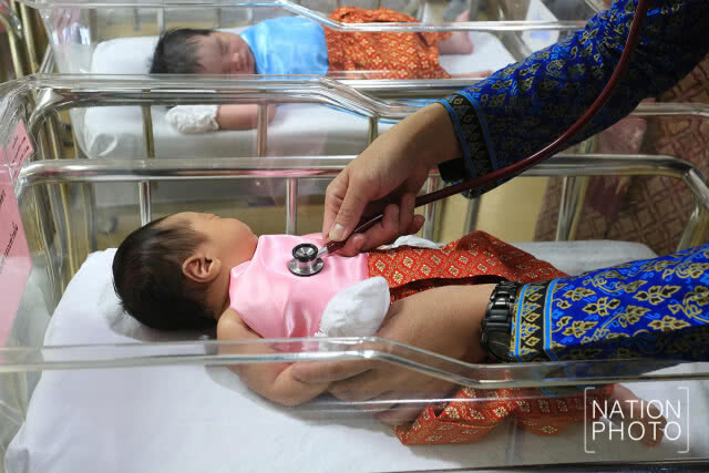 รพ.เปาโล โชคชัย แต่งชุดไทยให้ทารกน้อย