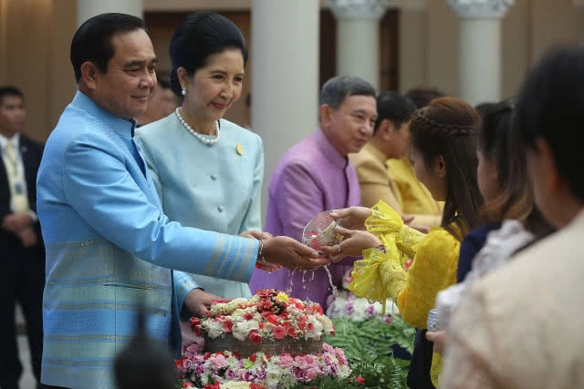 "นายกฯ ลุงตู่" เปิดทำเนียบให้ข้าราชการรดน้ำขอพร