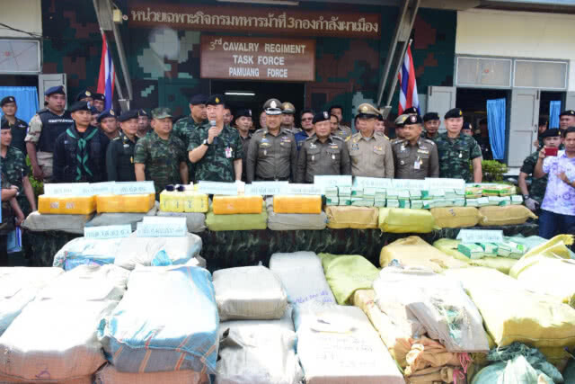 ชาวบ้านกว่าร้อยปิดล้อมโรงพัก -ยันบริสุทธิ์คดีจับยาล็อตใหญ่
