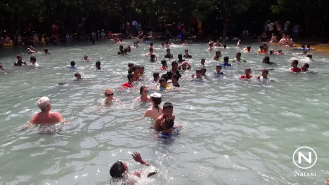 พบนักท่องเที่ยว ขีดเขียนโขดหินขอบสระมรกต