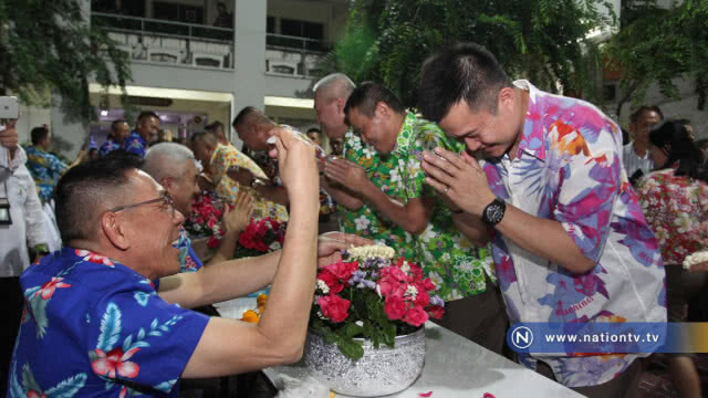 บช.น. รดน้ำดำหัวผู้ใหญ่สืบสานประเพณีสงกรานต์