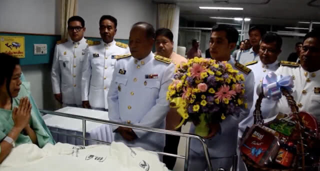 ร.๑๐ โปรดเกล้าฯ สิ่งของพระราชทานแก่ชาวบ้านที่ได้รับบาดเจ็บจากเหตุระเบิดที่สุไหงโก-ลก(คลิป)