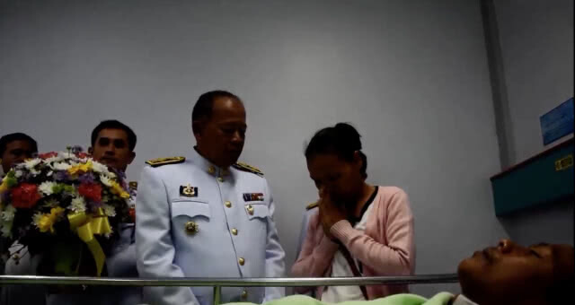 ร.๑๐ โปรดเกล้าฯ สิ่งของพระราชทานแก่ชาวบ้านที่ได้รับบาดเจ็บจากเหตุระเบิดที่สุไหงโก-ลก(คลิป)
