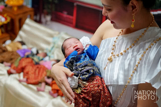 รพ.เปาโล โชคชัย แต่งชุดไทยให้ทารกน้อย