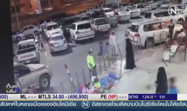 รอดปาฏิหาริย์! เด็กซาอุฯ ถูกรถทับทั้งคัน(คลิป)