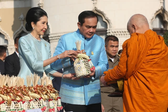 "นายกฯ ลุงตู่" เปิดทำเนียบให้ข้าราชการรดน้ำขอพร