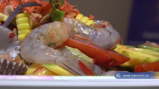 แม่ค้าสายแซ่บใส่ชุดไทยรับกระแส ออเจ้า ทำยำปูม้าขายดี