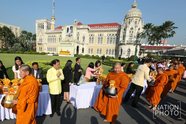 รดน้ำดำหัว "ประยุทธ์" เนื่องในเทศกาลสงกรานต์