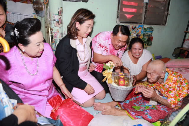 พม.ลงพื้นที่เยี่ยมและให้กำลังใจคุณยายปิ่น 6 แผ่นดิน