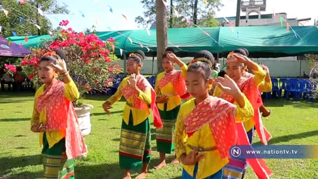 รองเจ้าคณะภาค 17 ให้พรปีใหม่ไทย พรมน้ำมนต์ด้วยรถดับเพลิง