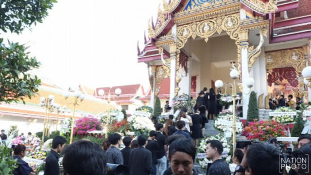 สุดเศร้า! เผาศพ "น้องอิน" แม่กอดรูปร่ำไห้