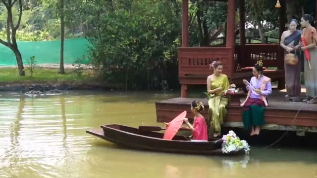 มาเที่ยวกันนะออเจ้า! อุทยานหลวงราชพฤกษ์ จำลองเรือนไทย ชวนคนเที่ยวเล่นน้ำสงกรานต์