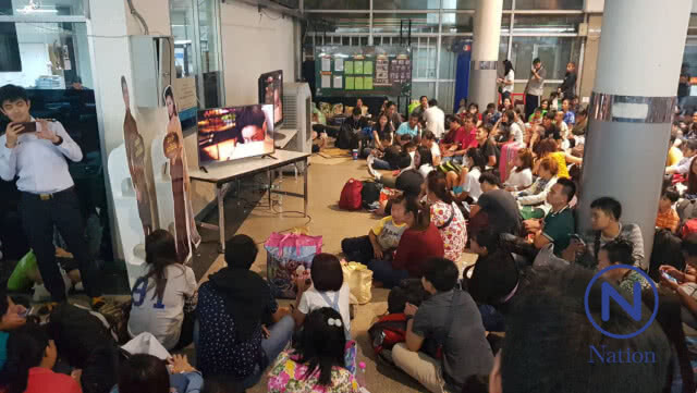 ปรากฏการณ์! "บุพเพสันนิวาส" ปชช. เปิดดูละครแน่นสถานีขนส่งขณะรอเที่ยวรถ
