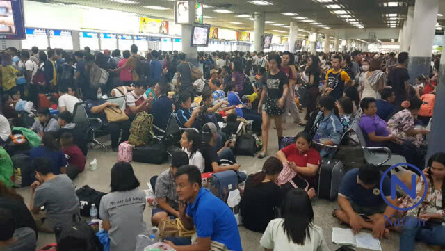 ปรากฏการณ์! "บุพเพสันนิวาส" ปชช. เปิดดูละครแน่นสถานีขนส่งขณะรอเที่ยวรถ