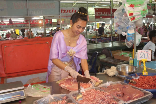 "ออเจ้า" แม่ค้าหมูแต่งชุดไทยย้อนยุค ห่มสไบถือมีดสับหมูขายของ