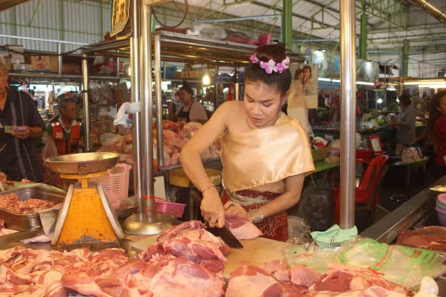 "ออเจ้า" แม่ค้าหมูแต่งชุดไทยย้อนยุค ห่มสไบถือมีดสับหมูขายของ