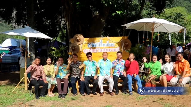 รองเจ้าคณะภาค 17 ให้พรปีใหม่ไทย พรมน้ำมนต์ด้วยรถดับเพลิง