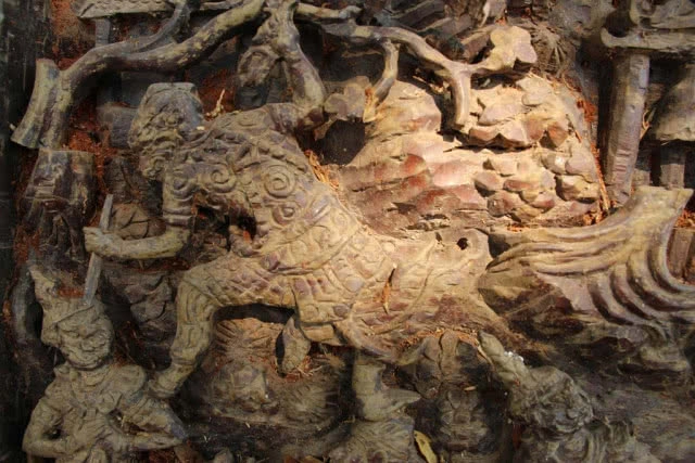 น่าทึ่งฝีมือ "ลุงพรชัย" ยึดมั่นอาชีพแกะสลักไม้มากว่า 40 ปี