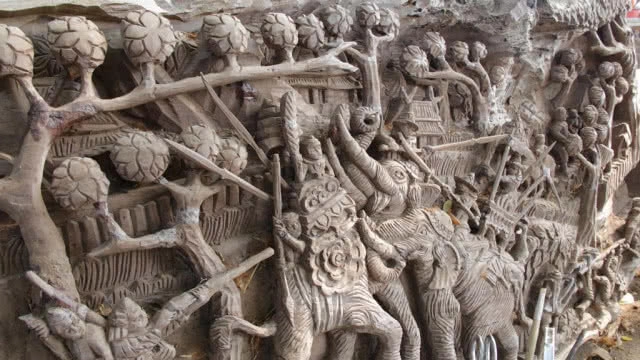 น่าทึ่งฝีมือ "ลุงพรชัย" ยึดมั่นอาชีพแกะสลักไม้มากว่า 40 ปี