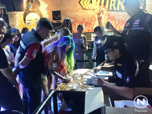 ตรวจผับจัดปาร์ตี้ "เมาไม่จับ ถ้ากลับจับเบิร์น" จับ "กาโต่ย" ดีเจดัง ฉี่ม่วง