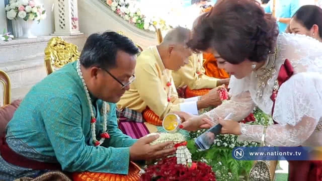 รองเจ้าคณะภาค 17 ให้พรปีใหม่ไทย พรมน้ำมนต์ด้วยรถดับเพลิง