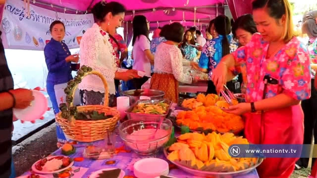 รองเจ้าคณะภาค 17 ให้พรปีใหม่ไทย พรมน้ำมนต์ด้วยรถดับเพลิง