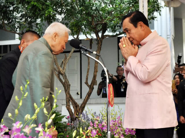 "พล.อ.เปรม" อวยพร นายกฯ ทำงานให้สำเร็จ