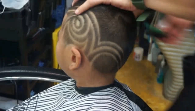 เริ่มแล้ว! 
วัยรุ่นตัดผมแกะลายย้อมผมรับสงกรานต์