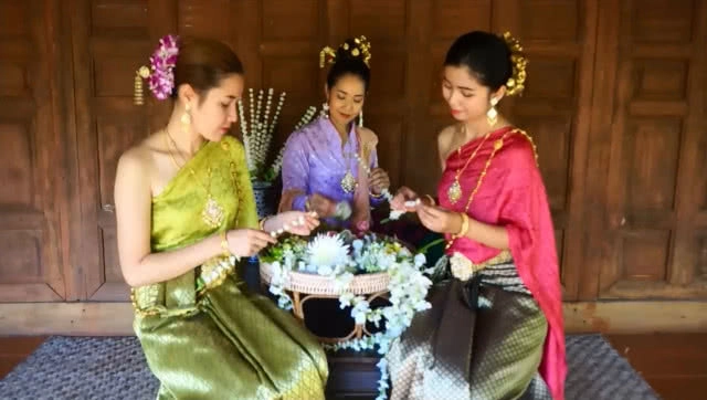 มาเที่ยวกันนะออเจ้า! อุทยานหลวงราชพฤกษ์ จำลองเรือนไทย ชวนคนเที่ยวเล่นน้ำสงกรานต์