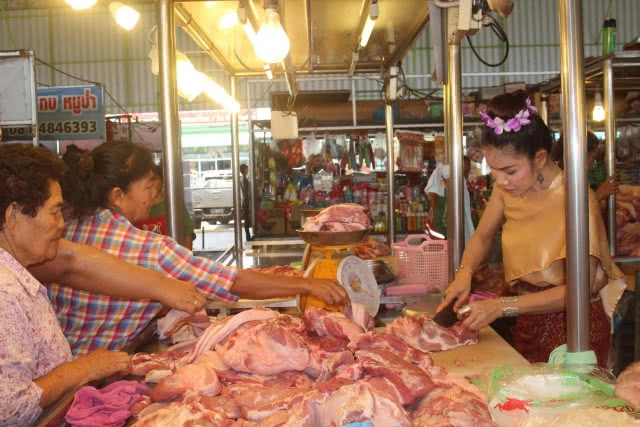 "ออเจ้า" แม่ค้าหมูแต่งชุดไทยย้อนยุค ห่มสไบถือมีดสับหมูขายของ