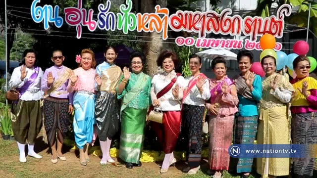 รองเจ้าคณะภาค 17 ให้พรปีใหม่ไทย พรมน้ำมนต์ด้วยรถดับเพลิง