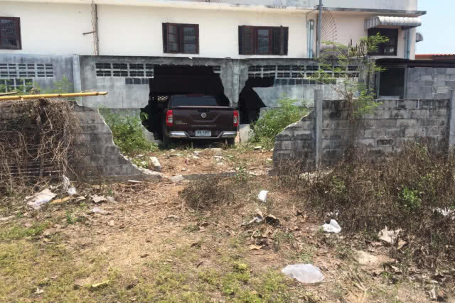 แม่ค้าสาวเข้าเกียร์ผิดพุ่งทะลุกำแพง 2 ชั้น เข้าบ้านคน