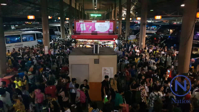 ปรากฏการณ์! "บุพเพสันนิวาส" ปชช. เปิดดูละครแน่นสถานีขนส่งขณะรอเที่ยวรถ