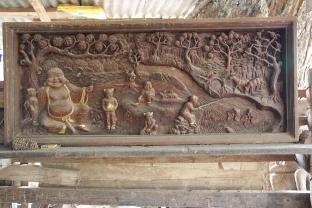 น่าทึ่งฝีมือ "ลุงพรชัย" ยึดมั่นอาชีพแกะสลักไม้มากว่า 40 ปี