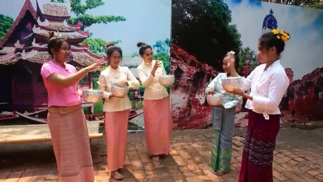 มาเที่ยวกันนะออเจ้า! อุทยานหลวงราชพฤกษ์ จำลองเรือนไทย ชวนคนเที่ยวเล่นน้ำสงกรานต์