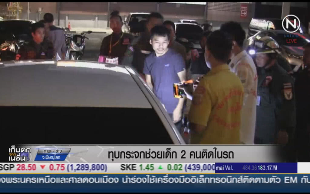 ทุบกระจกช่วยเด็ก 2 คนติดในรถ