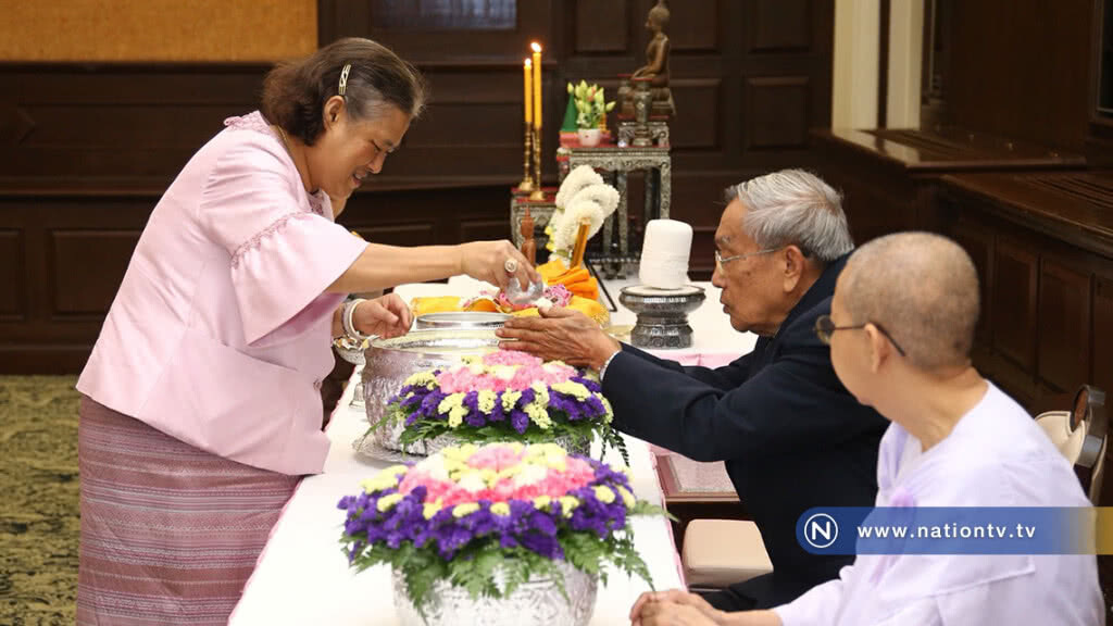 สมเด็จพระเทพฯ เสด็จพระราชทานน้ำสงกรานต์ แก่พระอาจารย์อาวุโสที่เคยถวายพระอักษร