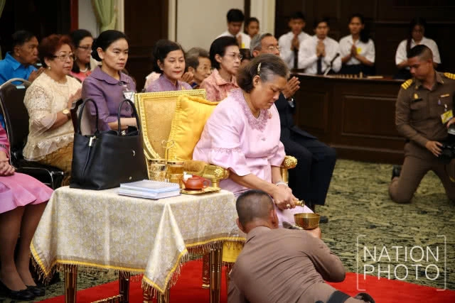 สมเด็จพระเทพฯ เสด็จพระราชทานน้ำสงกรานต์ แก่พระอาจารย์อาวุโสที่เคยถวายพระอักษร