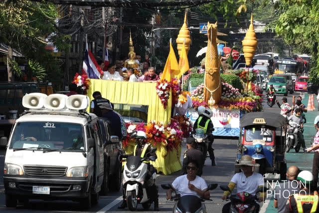 อัญเชิญพระพุทธสิหิงค์ ไปสวนลุมฯ ให้ประชาชนสรงน้ำ